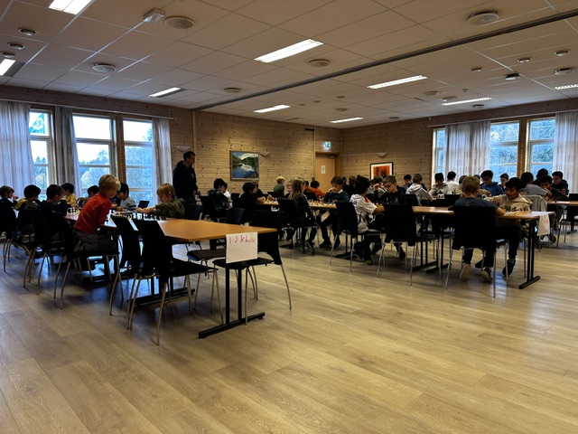 Sjakkspillere på Langhuset under skolemesterskapet