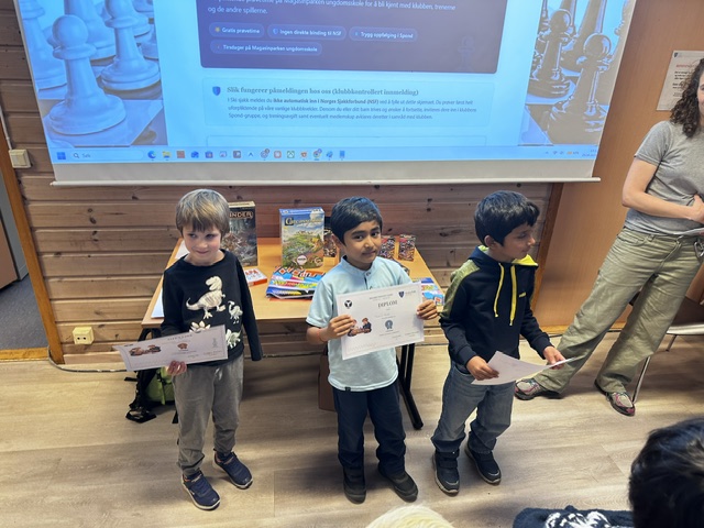 Barn med diplomer under premieutdelingen